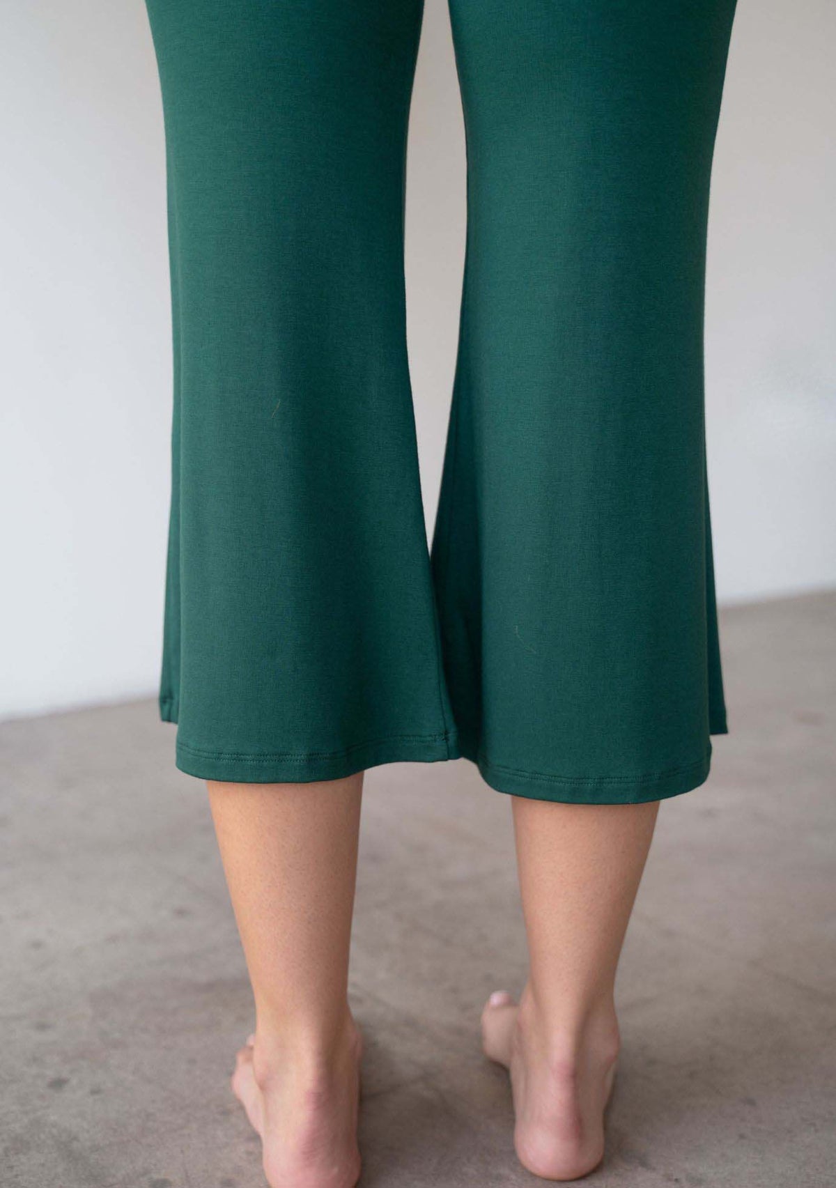 Evergreen Chill Yoga Capri, close-up detail