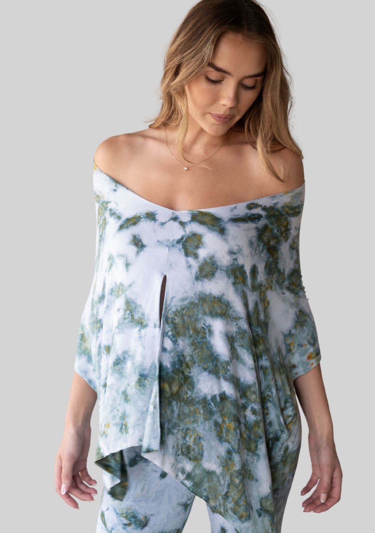 Jala Unwind Poncho in Seaweed - Poncho front view