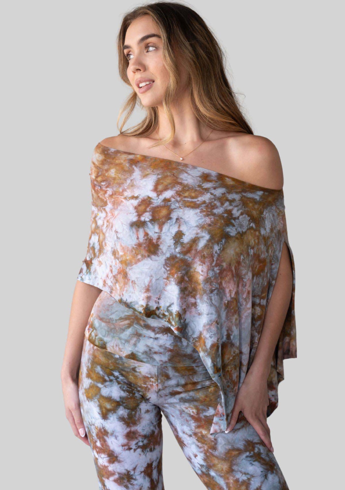 Jala Unwind Poncho in Terra - poncho style. [label] Poncho